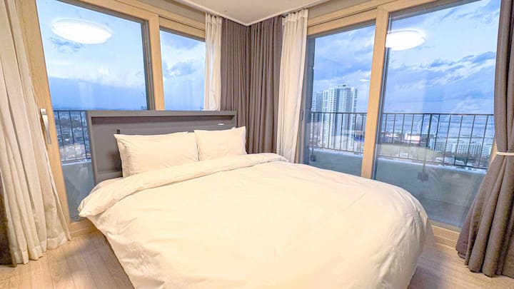 Prekrasno more, Seoraksan i središte grada Sokcho nude panoramski pogled, pa možete vidjeti izlazak i zalazak sunca iz spavaće sobe, a spavaća soba prostrana je i ima privatnu kupaonicu.
Svaki put profesionalna tvrtka osigurava najkvalitetniju posteljinu koja je sterilizirana i dezinficirana na visokoj temperaturi.