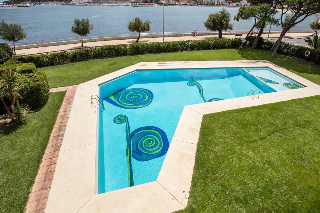 Grande piscine avec pataugeoire