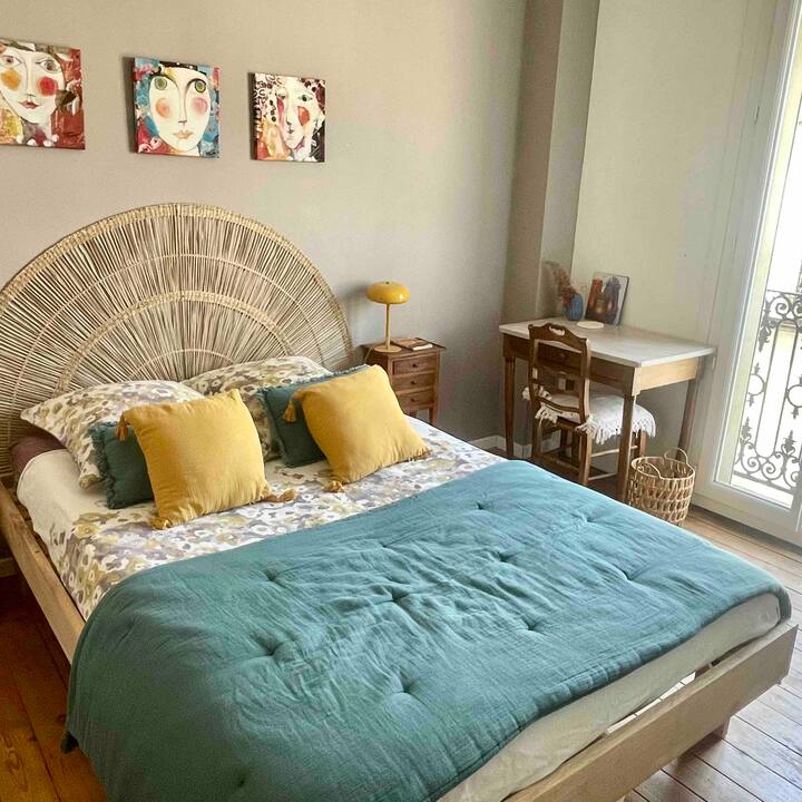 في الطابق العلوي، غرفة مشرقة لطيفة مع سرير مريح ومريح ومكتب صغير للعمل.