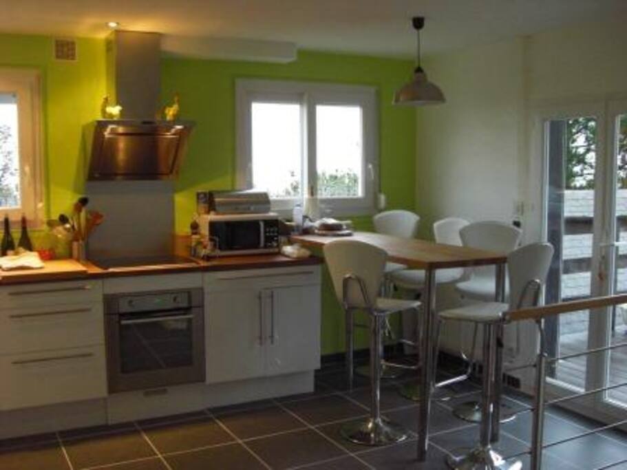Cuisine lumineuse vue mer avec accès direct sur une terrasse