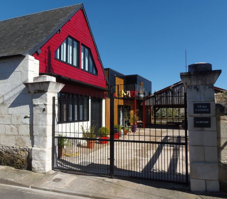 Nos deux maisons en location avec cour fermée. Our two houses for rental with closed space.
