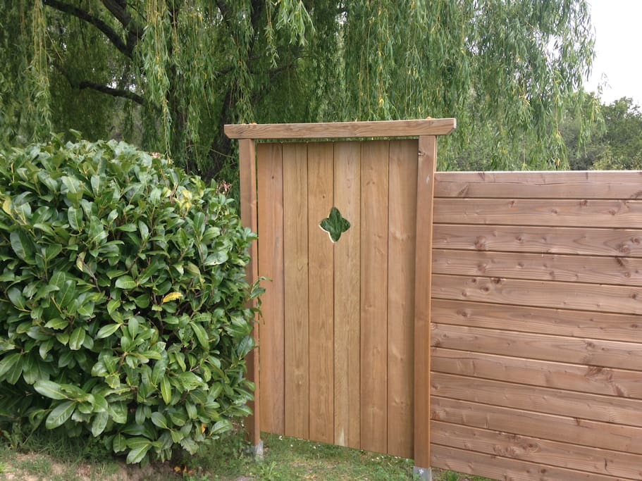Entrée privative par une jolie porte en bois.