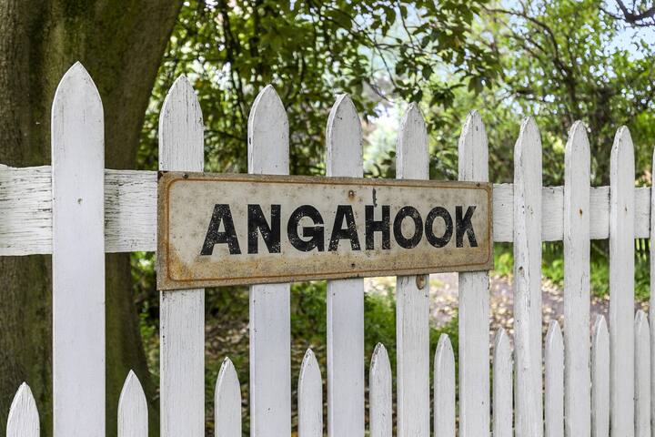 Spacious Beachside Sanctuary, walk 2 beach & shops gallery image 4