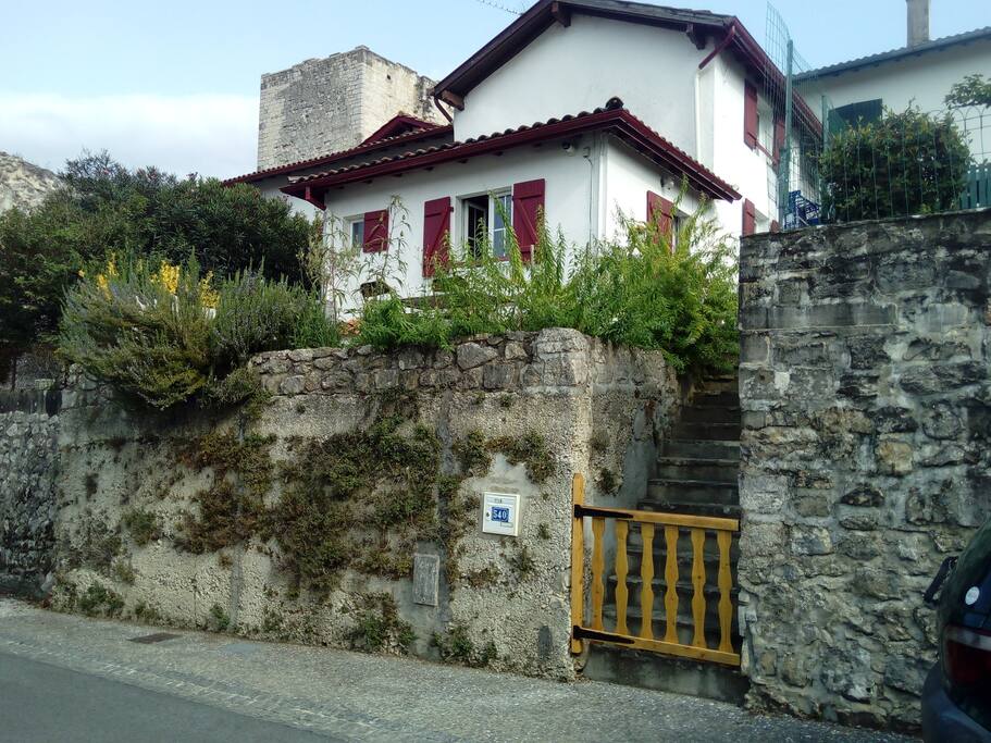 Notre petite maison ancienne, une place pour la voiture est disponible un quelques pas.