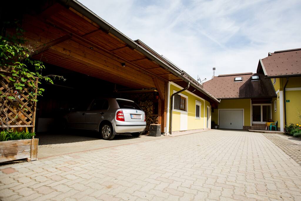 Überdachte Parkplatz Möglichkeit mit Überdachung