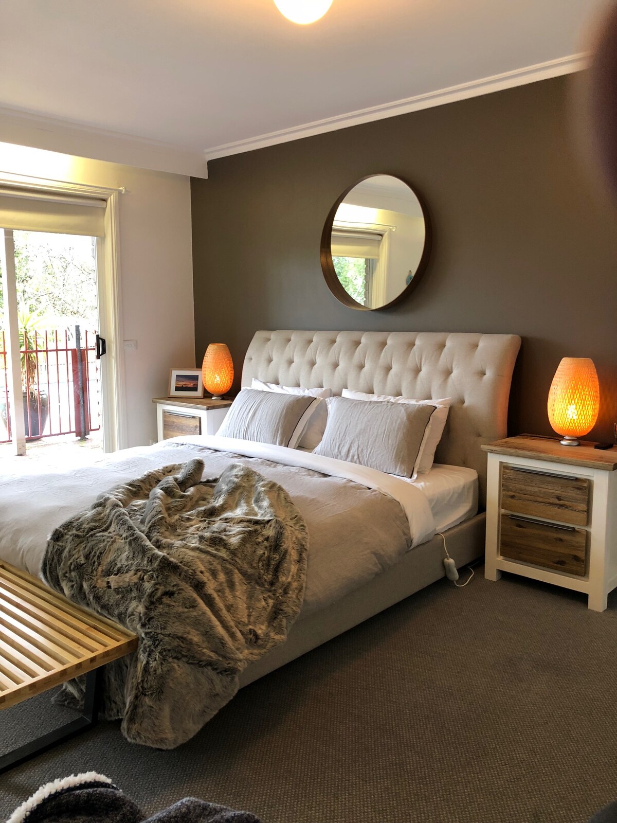 Dormitorio principal: cama tamaño king con baño privado, armario corredizo con espejo grande. Con vistas a la piscina y al césped trasero.