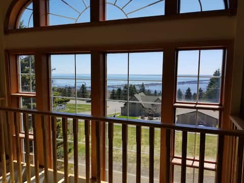Duluth Overlook: Lake, Sky, Local Art, Serenity