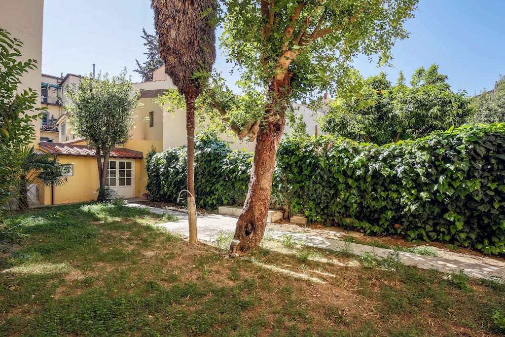 Breakfast in the charming garden niche