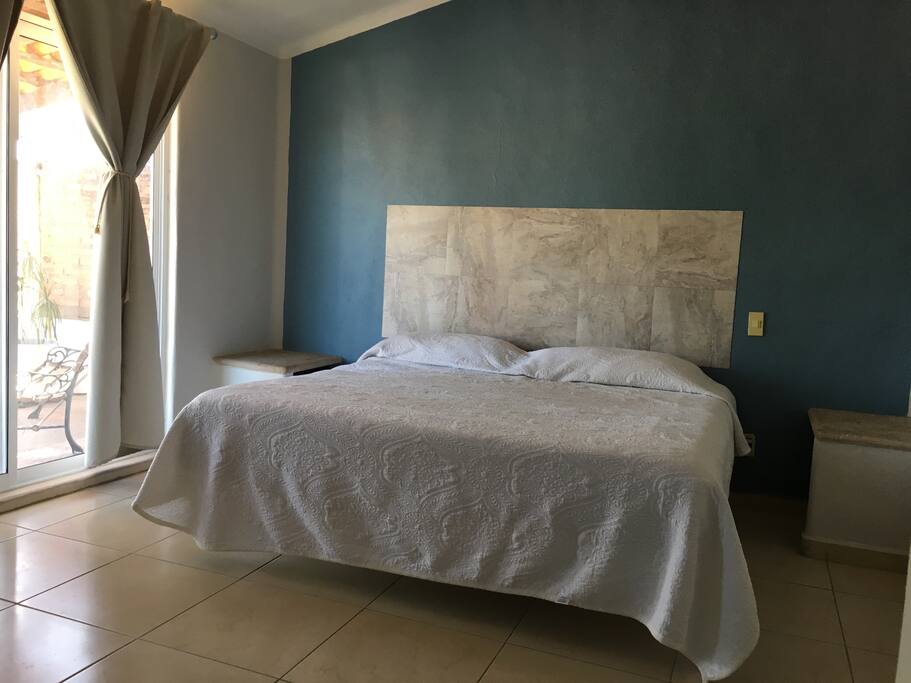 recamara principal con aire ( king size)