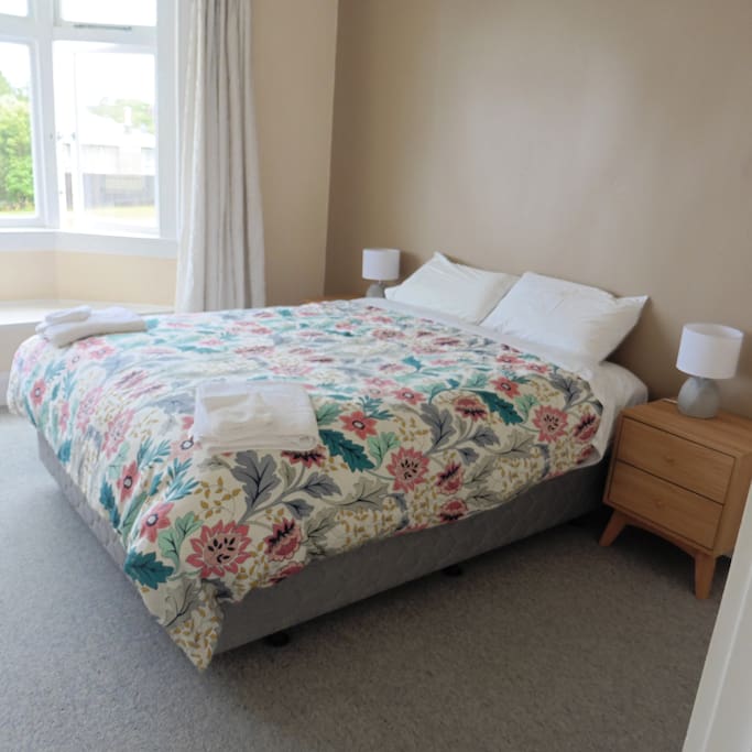 Queen Bed Bedroom 1