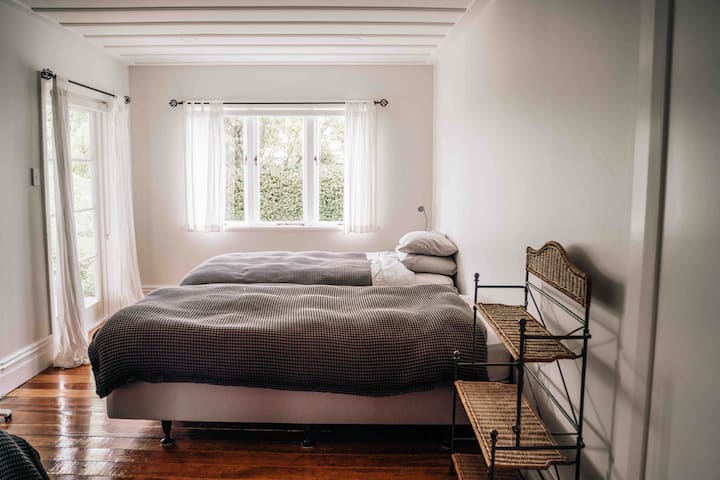 Მეორე საძინებელი 2 დიდი ზომის ერთადგილიანი საწოლით 