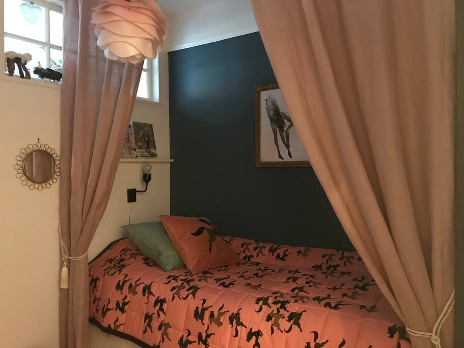 Bedroom 2: 90 cm bed