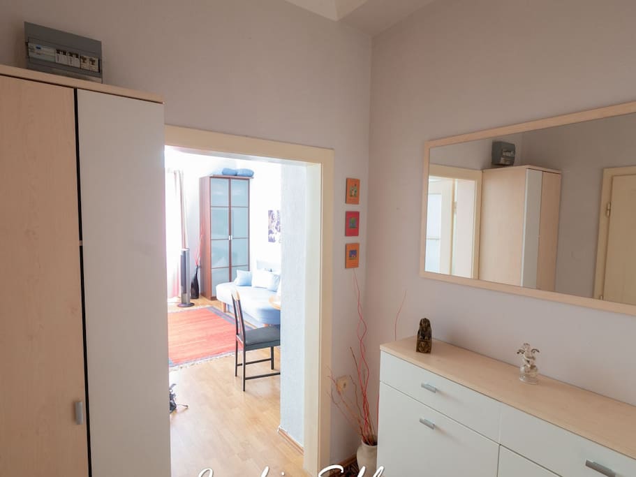 Vorzimmer mit Garderobe , Spiegel und Schuhschrank