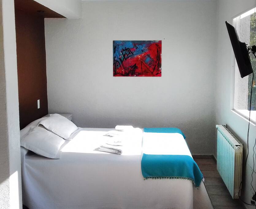 Options: 1 queen bed or 2 twin beds