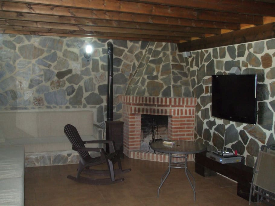 Salón/sala de estar con sofá, chimenea, tv
