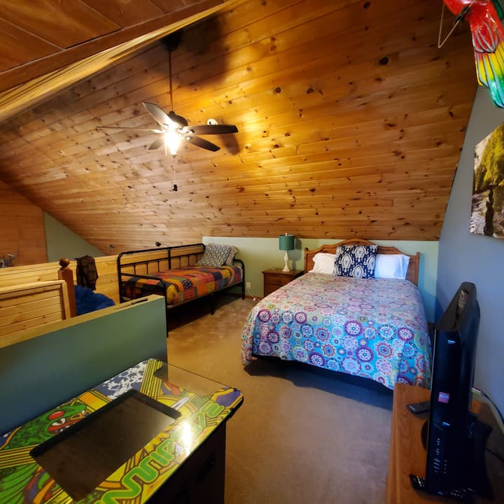 Лофт на горния етаж с двойни и единични легла.