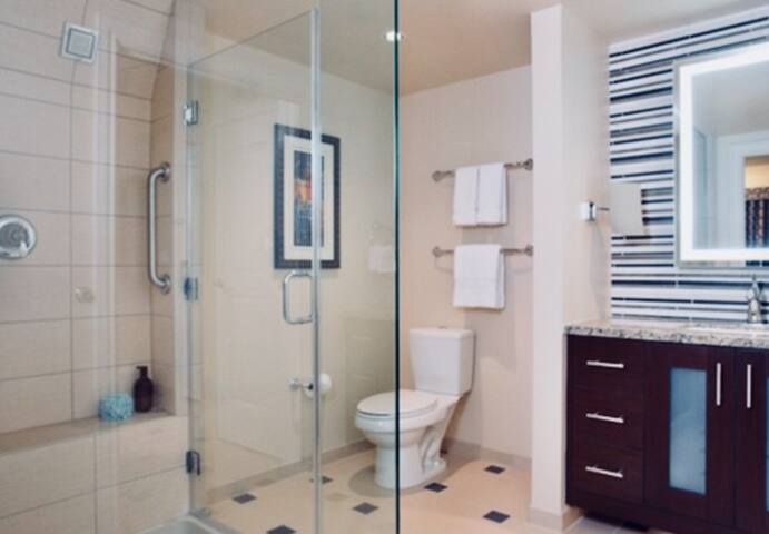 Prime Location – 2BD/2BA Villa on Las Vegas Blvd! gallery image 2