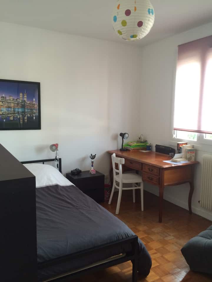 Chambre " Julie" Angavu sana.
Sehemu ya ofisi inayoangalia dirisha kubwa.