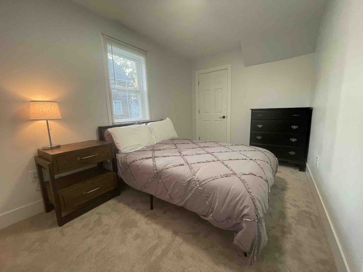 Პირველი სართულის საძინებელი სრული ზომის საწოლით.