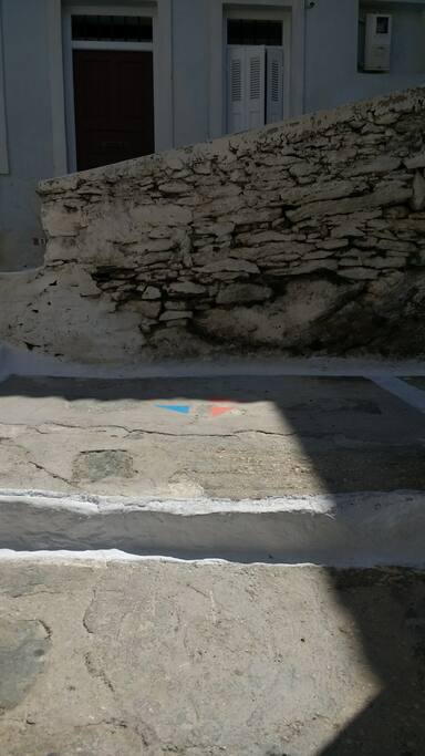 The red signs on the streets of Hora, lead you always towards the church of Ag. Dimitrios and show you the way home.