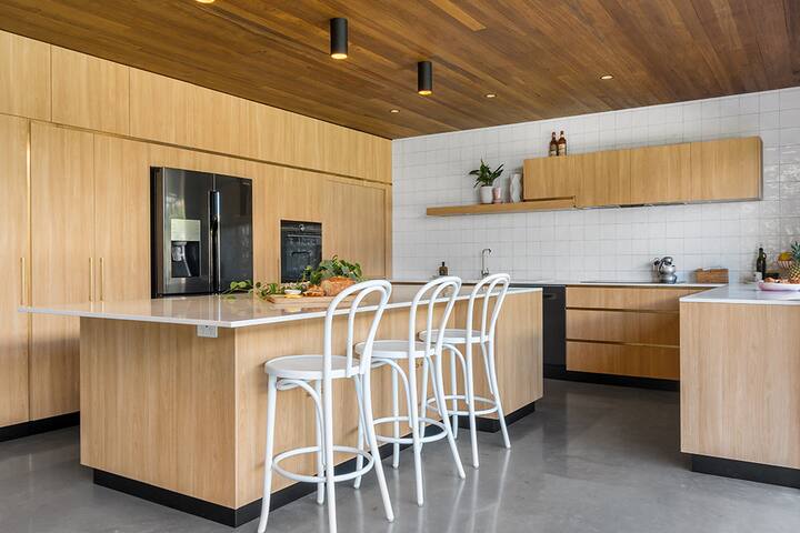 THE BAY HOUSE – Perfect Family Pet Friendly Home gallery image 2