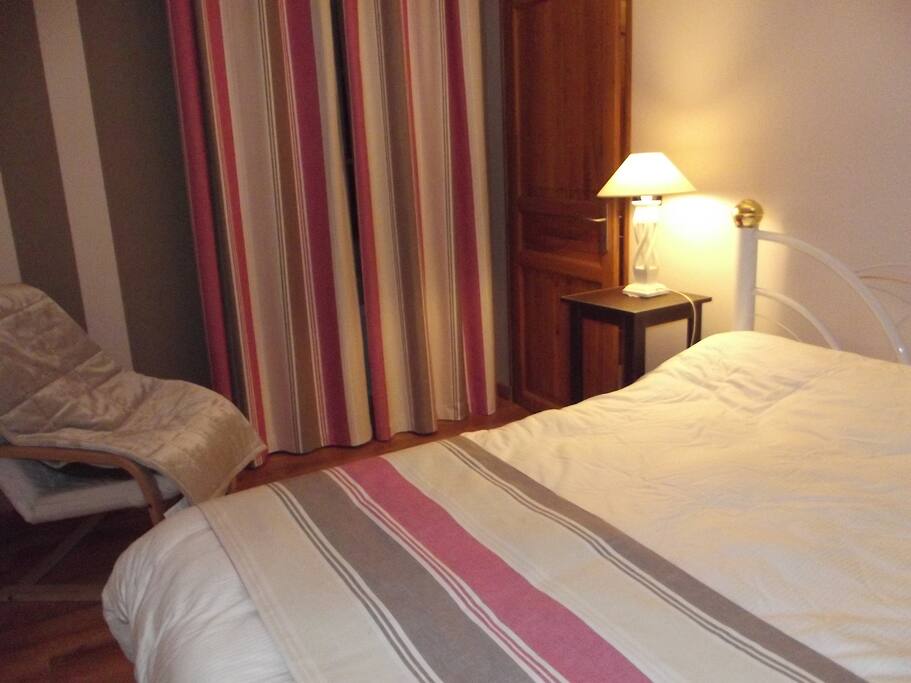 Chambre 12 m2 lit double vue 1