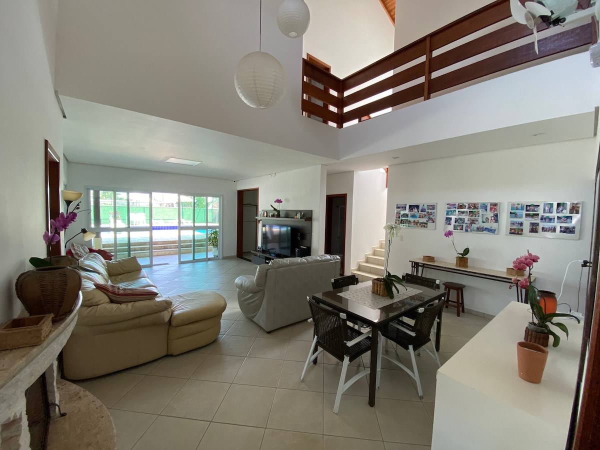 TV miestnosť a obývacia izba s kozubom