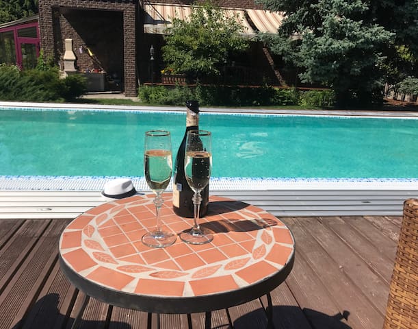 Luxury villa with swimming pool near the sea