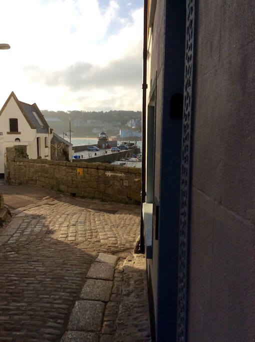Quay St in Downalong with its cobbled streets and fishermen cottages. Entrance to Pier House on right