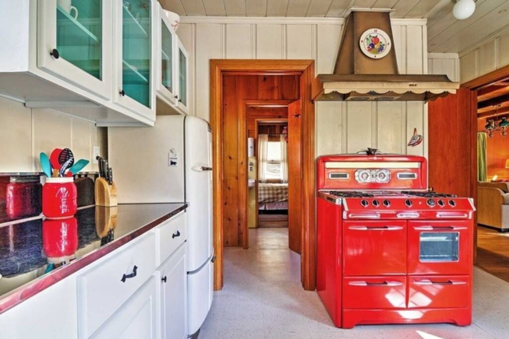 Retro 1950s kitchen with original O'Keefe & Merritt stove!