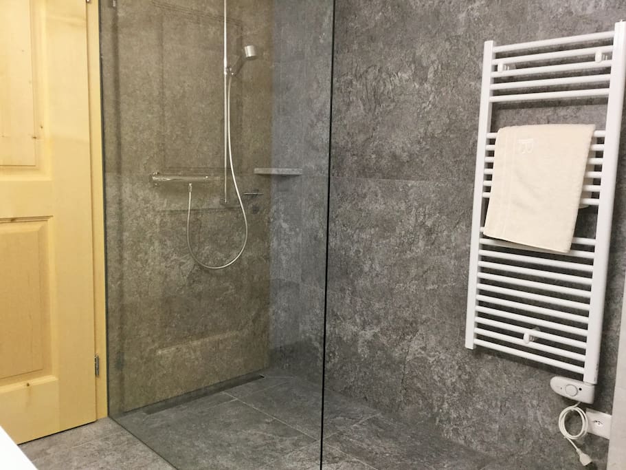 Bad geteilt mit 2 anderen Gästezimmern - Bathroom shared with 2 other guest rooms