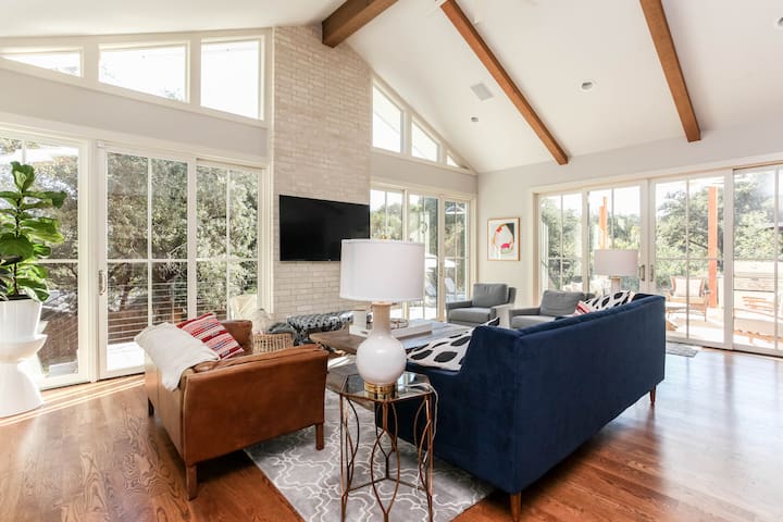 5-Bed Luxury Home with pool – Available in August! gallery image 2