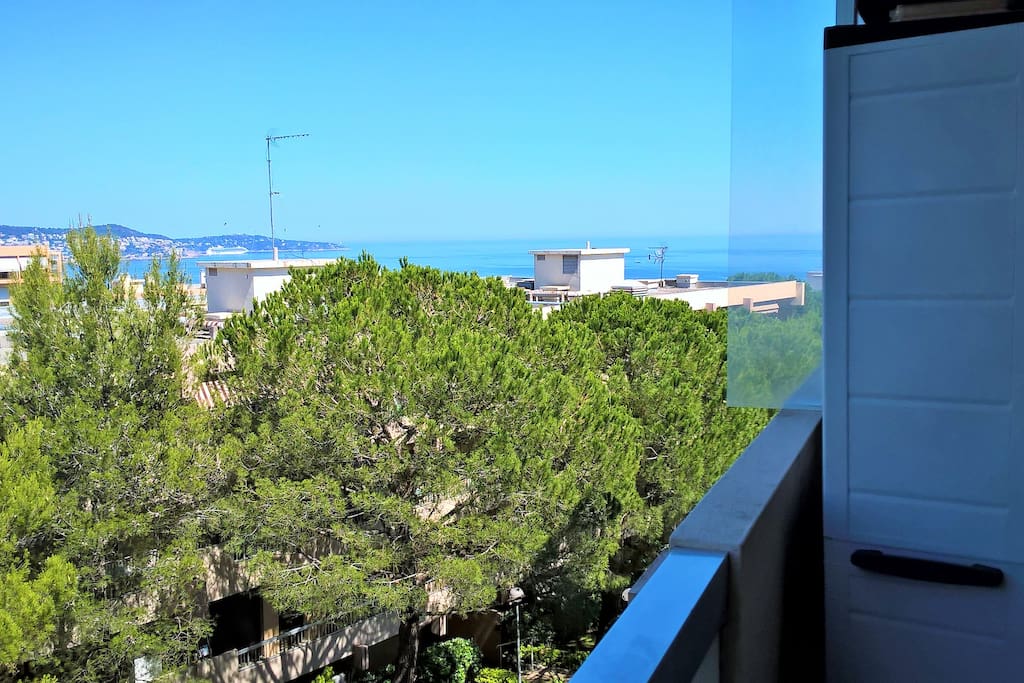 large balcony with sea view / balcon avec vue mer