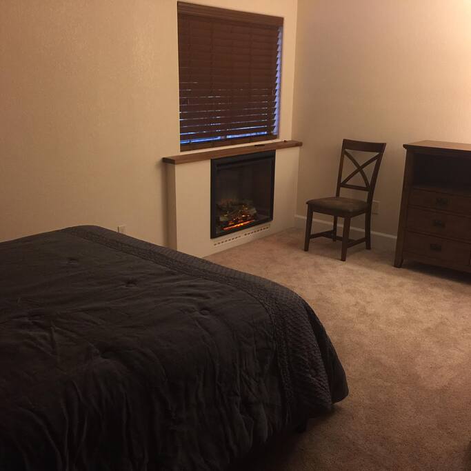 Ground floor, cozy fireplace, large window, new plush carpet, TV & WiFi