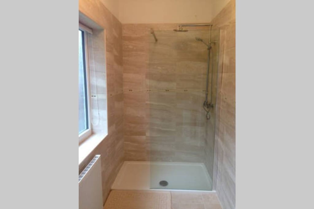 En-suite walk-in shower