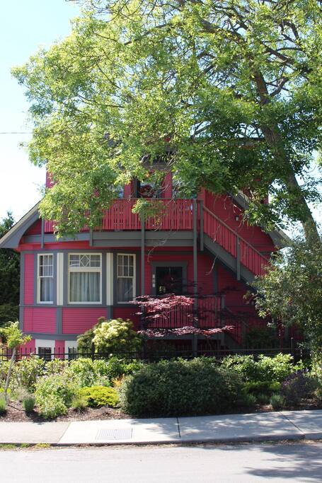 1906 TRIPLEX OFF HERITAGE CORRIDOR - FULLY RENOVATED IN 2016