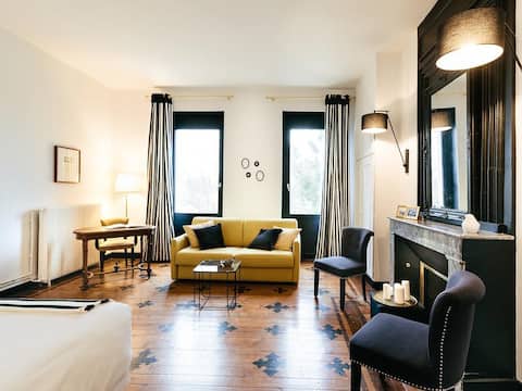 Chic and distinguished room -Cepages Noir et Blanc