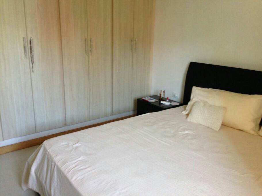 Habitación principal, con cama doble y aire acondicionado nuevo
