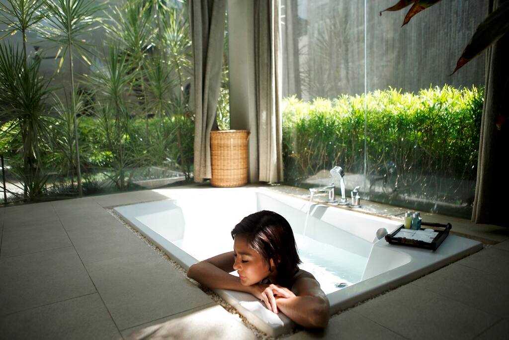 Luxurious Bathtub Master Bedroom