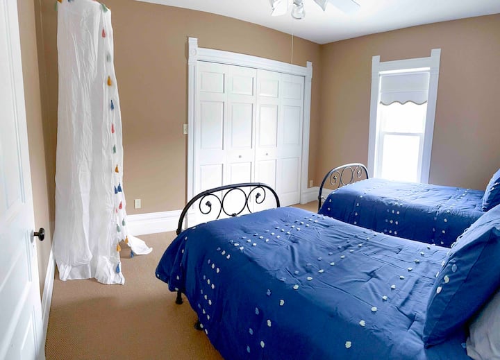 Მესამე საძინებელში დგას ორი ტყუპი საწოლი და გასასეირნებელი კარადა