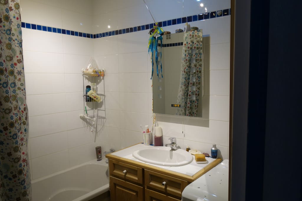 Salle de bain avec lave linge, radio