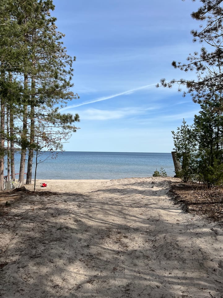 Thunder Beach Retreat Log Cottage on a Ravine Cottages for Rent in