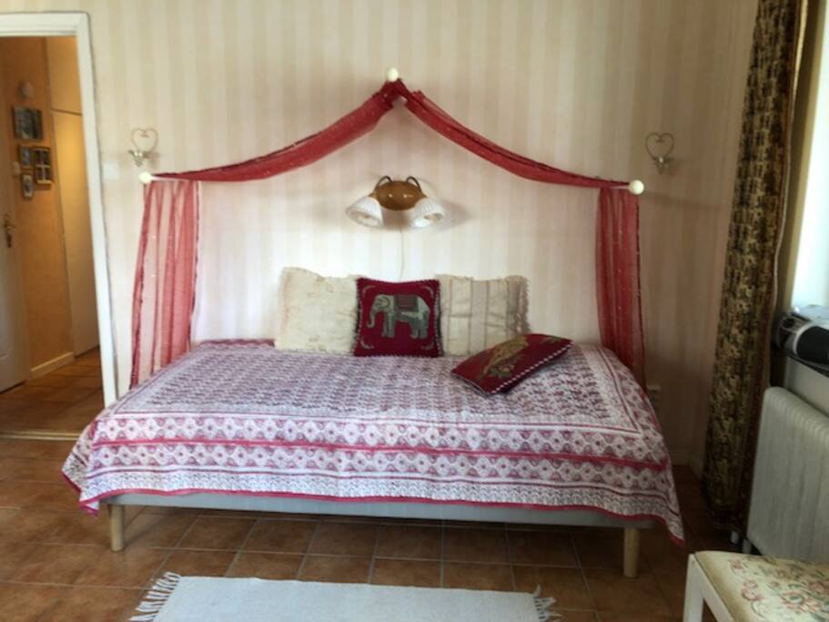 Nice, new bed, 105 cm