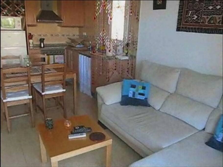 salón comedor con cocina americana
