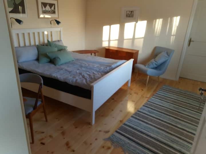 غرفة نوم في الطابق الأرضي في الطابق الجنوبي