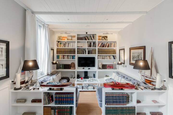 Radiant, Luxury Eclectic Apartment in Oltrarno gallery image 3