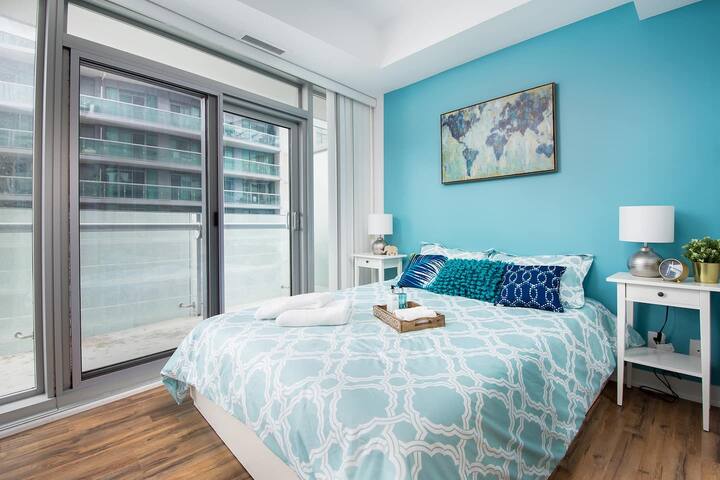 Big Modern Corner 3BDRM Condo MTCC, CN, Waterfront gallery image 5