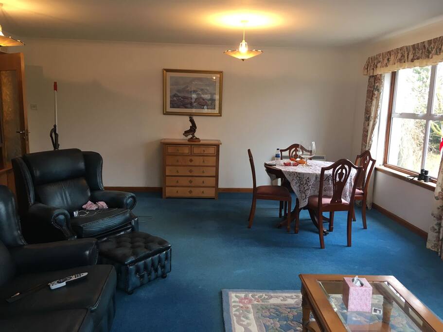 Sitting Room/ Dining Room