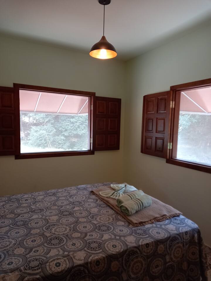 Njoo ufurahie sehemu hii: Chumba cha Veredas na Buritis Chalet, madirisha ya mbao, mwonekano wa bustani, taa za nyuma.