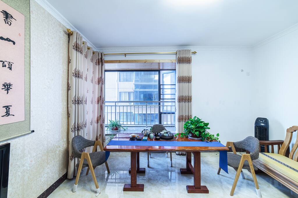 客厅大茶台,茶具齐全。